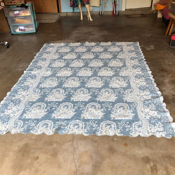 Vintage 1934 Bedspread Coverlet Scalloped Edges 8x6 ft Reversable - Picture 3 of 9